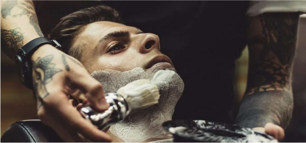 Foto af barbering. Klassisk barbering, din guide til old school shaving fra BilligParfume.dk